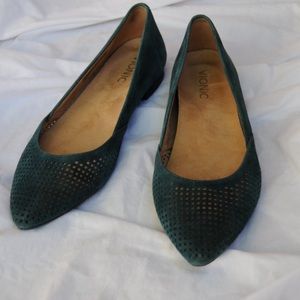 EUC Vionic Suede Flats (9)